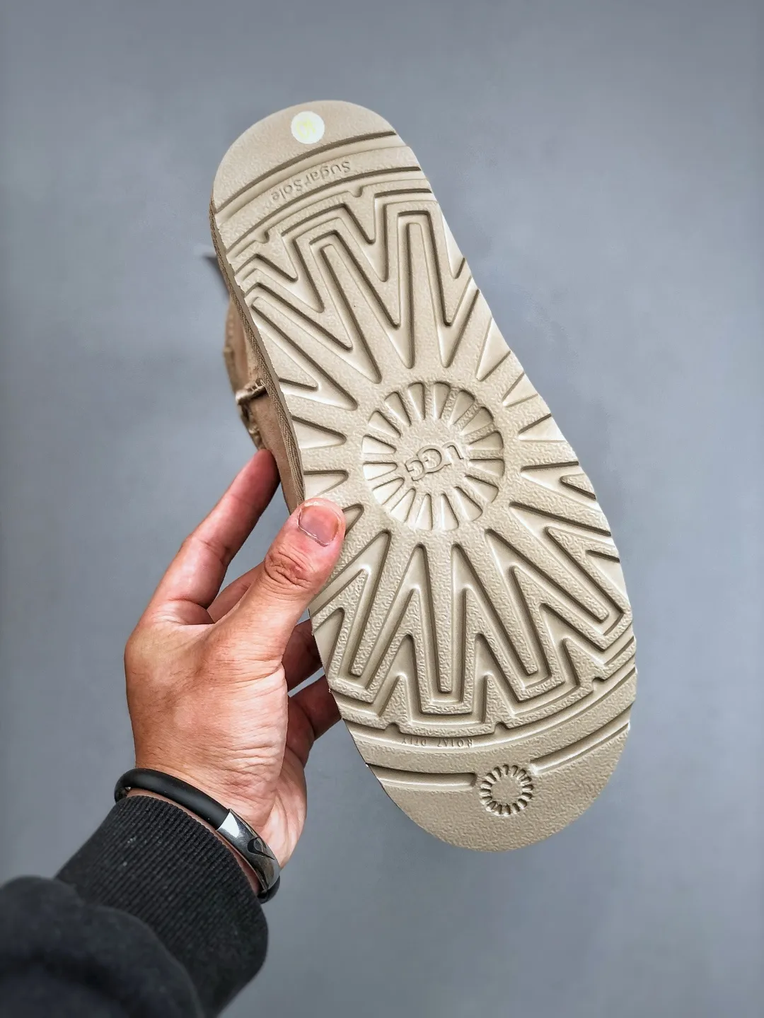 Local self-pickup 💰520 supports store placement. The top version on the market. UGG Mini thin-soled black short tube 1.5cm popular style. Produced by a major foreign trade factory in Guangzhou. Real sheep fur from toe to insole. Independent outer box packaging. Chip. Waterproof process. Different from any version on the market. 3cm thick sole, independently developed original outsole, cashmere insole, keeping warm in winter, suitable for home use. In the new year, uug has launched a style series, which is partially geared towards the preferences of young consumers. It has also moved to the forefront of fashion trends. Shoe body material, water-repellent coated suede upper, 17mm UGGPURE™ implanted wool insole, lightweight non-slip and comfortable rubber outsole, with brand LOGO, and full packaging. Size: 35-45